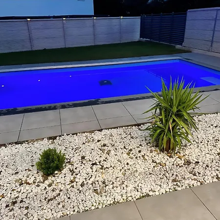 Design-villa Mit Beheiztem Pool & Stimmungsvoller Beleuchtung 빌라