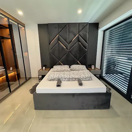 Design-villa Mit Beheiztem Pool & Stimmungsvoller Beleuchtung ヴィラ