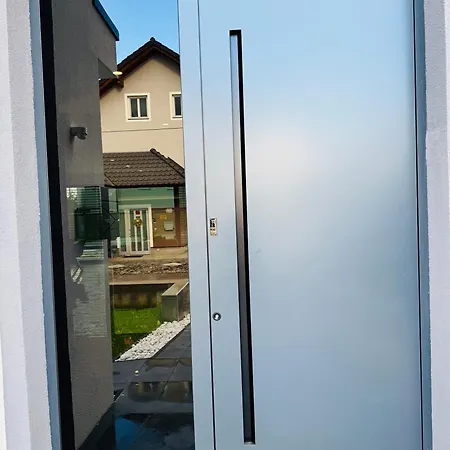 Design-villa Mit Beheiztem Pool & Stimmungsvoller Beleuchtung リンツ