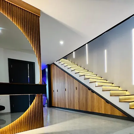 Design-villa Mit Privatem Pool & Stimmungsvoller Beleuchtung لينتز