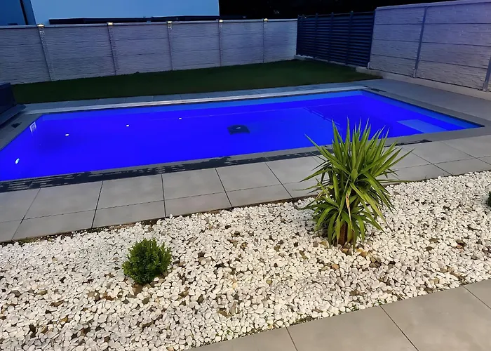 Design-villa Mit Privatem Pool & Stimmungsvoller Beleuchtung فيلة