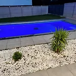 Design-villa Mit Beheiztem Pool & Stimmungsvoller Beleuchtung Villa