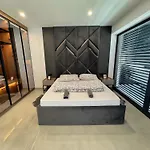 Design-villa Mit Beheiztem Pool & Stimmungsvoller Beleuchtung Villa