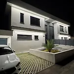 Design-villa Mit Beheiztem Pool & Stimmungsvoller Beleuchtung *