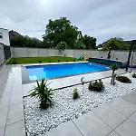 Design-villa Mit Beheiztem Pool & Stimmungsvoller Beleuchtung Villa Linz