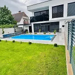 Villa Design-villa Mit Beheiztem Pool & Stimmungsvoller Beleuchtung