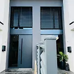 Design-villa Mit Beheiztem Pool & Stimmungsvoller Beleuchtung Linz