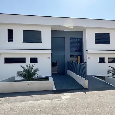 Design-villa Mit Privatem Pool & Stimmungsvoller Beleuchtung Linec