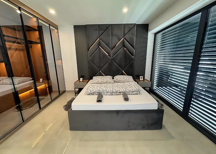 Design-villa Mit Privatem Pool & Stimmungsvoller Beleuchtung Vila