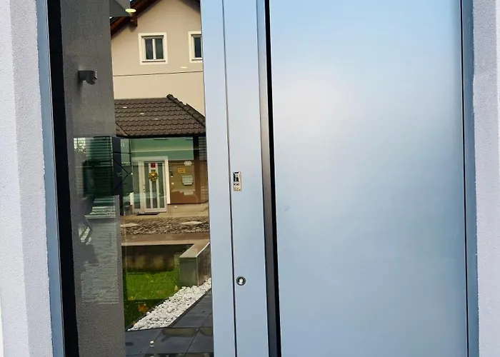 Design-villa Mit Privatem Pool & Stimmungsvoller Beleuchtung Linec